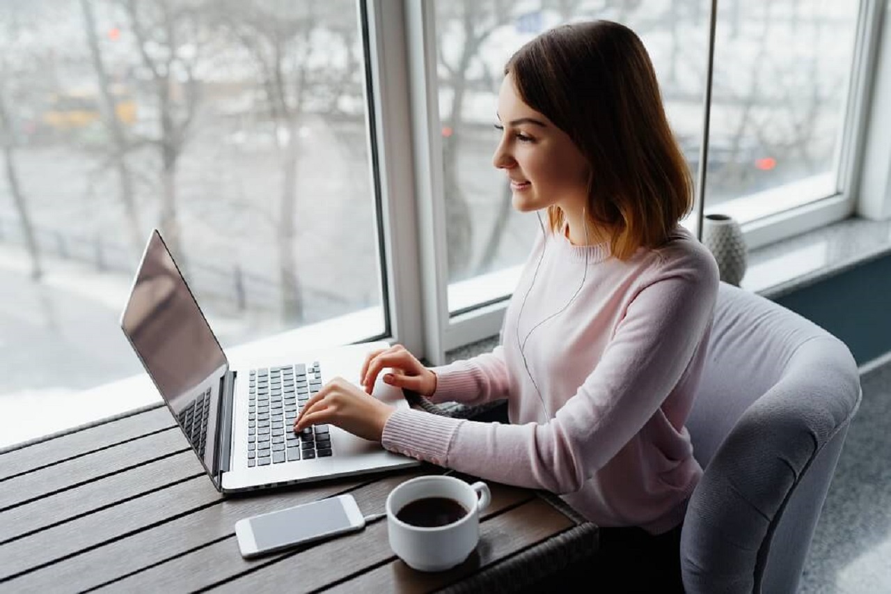 Profissões para quem quer TRABALHAR DE CASA | Exemplos de emprego remoto em alta